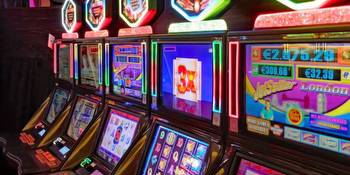 8 Reasons Why So Many People Play Online Slots