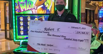 After a slot machine error, Arizona man collects his Las Vegas jackpot weeks later