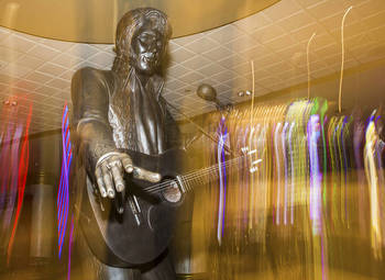 Elvis Presley statue unveiled at Las Vegas Hilton in 1978