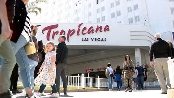 Las Vegas casino holds final night for guests and fans
