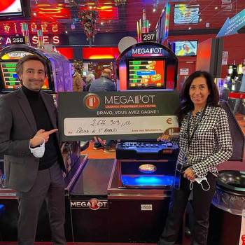 Man Wins £2.2 Million From Slot Machine