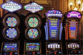 The Main Advantages and Differences of Playing Slots and Craps Games Online