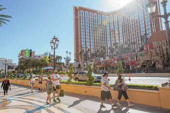 Tourist wins $229K jackpot after error at Las Vegas Strip resort