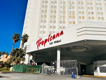 Tropicana Las Vegas resort closure looms, guests embrace memories