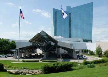 Yale, Mohegan Sun partnering to develop mobile app to address gambling addiction