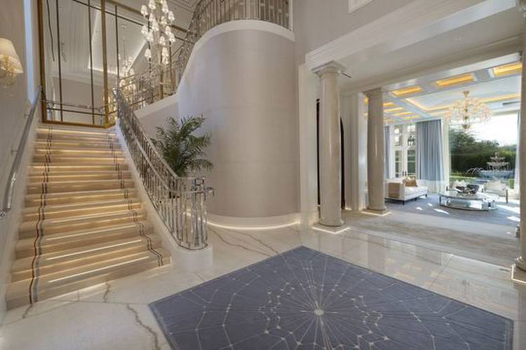 Casino Tycoon Steve Wynn Relists Las Vegas Mansion With a Price Trim
