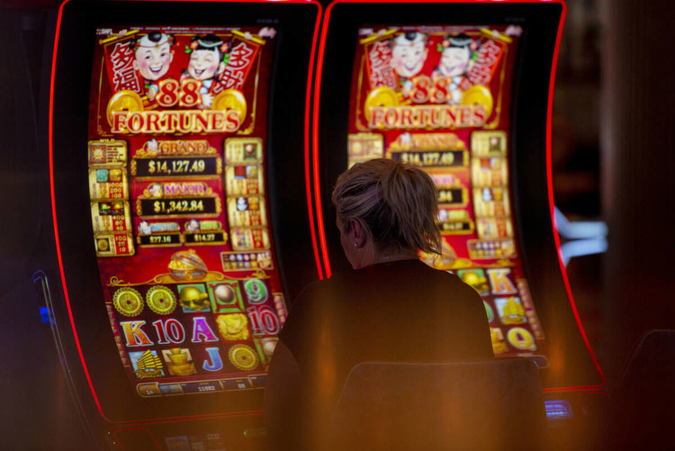 Do businesses with slot machines have to be open 24 hours in Nevada?