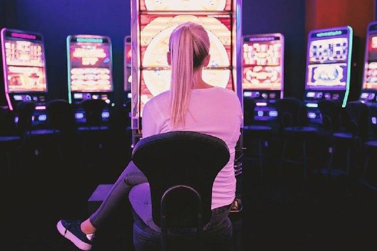 How do women fare in the casinos?