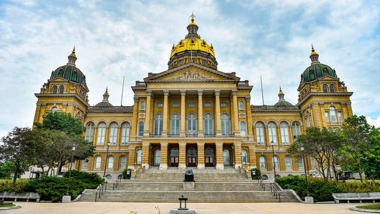 Iowa lawmakers approve two-year moratorium on new casino licenses, cashless gaming legalization