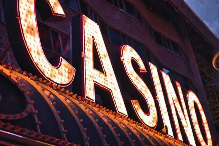Know About The Benefits Of Playing In Online Casinos
