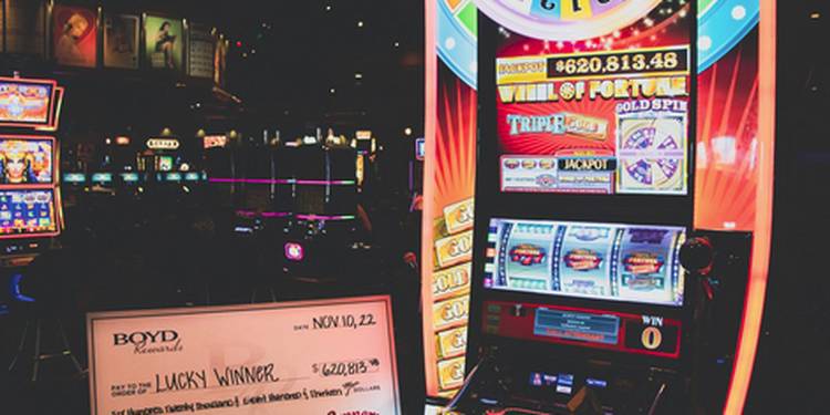 Las Vegas woman hits $620K slot jackpot at off-Strip casino