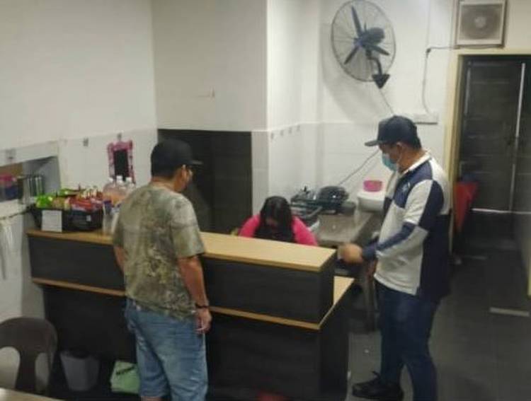 Woman arrested at Batu Kawah coffee shop for selling online gambling top-ups