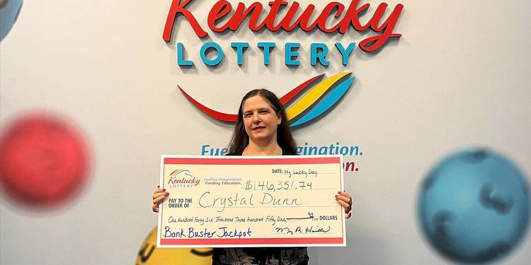 Woman wins $146K in lottery, hands out gift cards to strangers